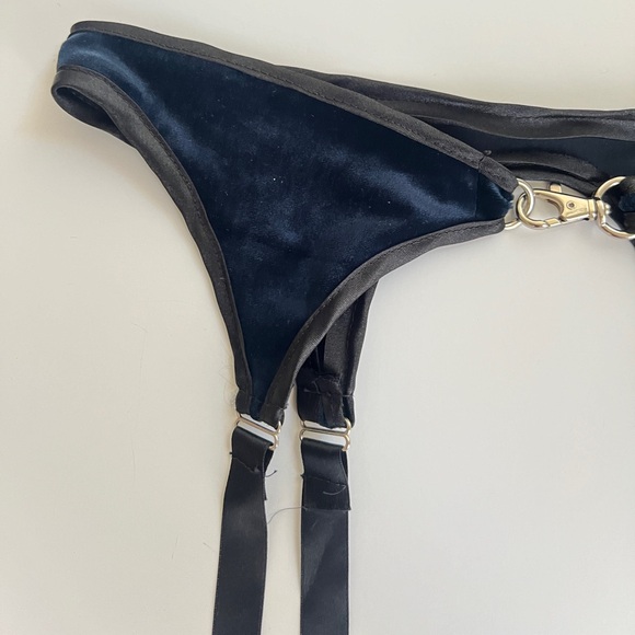 Velvet Lingerie Garter - Picture 6 of 7